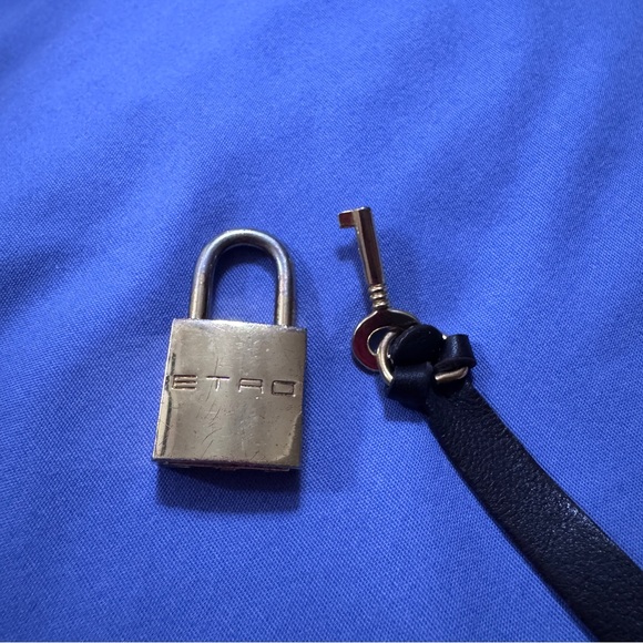 ETRO Lock & Key Set with Leather Clochette Strap - Picture 6 of 6